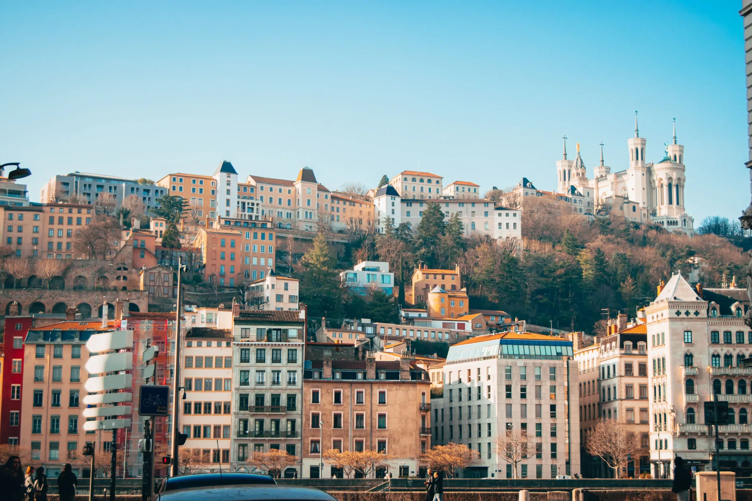 Photo de la ville de Lyon. En arrière-plan, on peut y apercevoir la cathédrale, Notre-Dame de Fourvière.